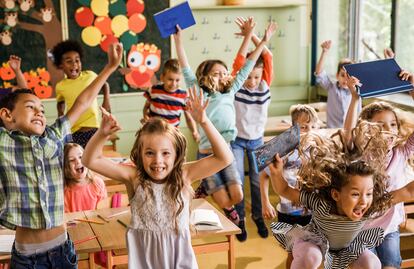 Varios niños y niñas celebran el fin de curso.