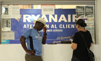 Pasajeros de Ryanair en el aeropuerto de Barajas durante la huelga de julio de 2018.