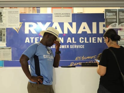 Pasajeros de Ryanair en el aeropuerto de Barajas durante la huelga de julio de 2018.