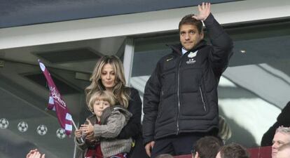 Petrov, con su mujer y su hijo, saluda a los espectadores del Aston Villa-Chelsea.