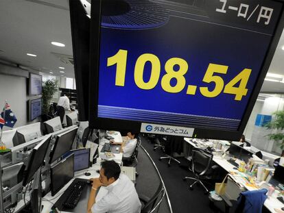 Oficina de intermediación bursátil en Tokio (Japón).