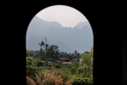 Vista desde la ventanilla del tren de alta velocidad China-Laos.