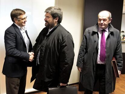 Saludo entre el líder de UGT, Dámaso Casado, a la izquierda, y el consejero Juan María Aburto.
