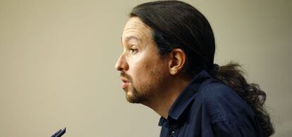 El líder de Podemos, Pablo Iglesias, este lunes, tras entrevistarse con el Rey en la ronda de consultas para la investidura.