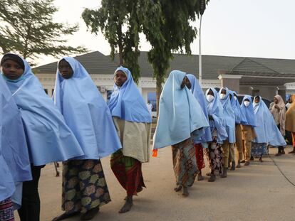 Decenas de niñas secuestradas en Zamfara, en el noroeste de Nigeria, tras ser puestas en libertad el pasado 2 de marzo.