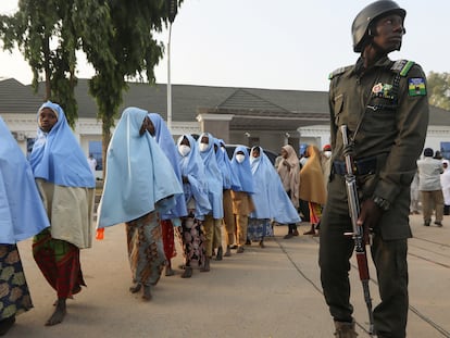 Decenas de niñas secuestradas en Zamfara, en el noroeste de Nigeria, tras ser puestas en libertad el pasado 2 de marzo.