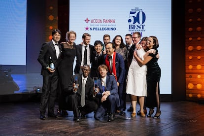 René Redzepi y el equipo de Noma celebran el primer puesto del restaurante. 