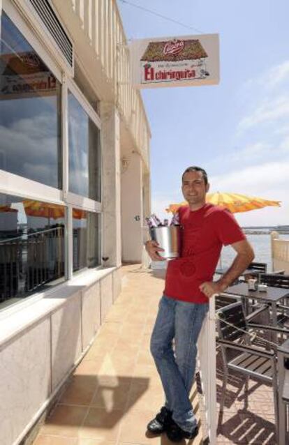 Fotografía facilitada por Acción y Comunicación, de Carlos Tenza, un joven padre de familia barcelonés que se dispone a afrontar la temporada de calor desde el establecimiento que ganó en un concurso en Torrevieja (Alicante), con la ilusión de hacer negocio y crear empleo.