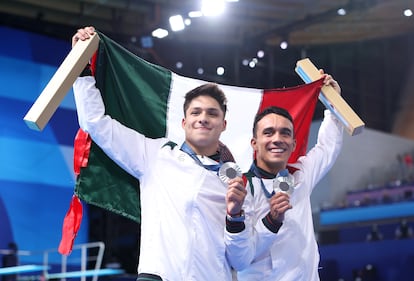 Juan Manuel Celaya Hernández y Osmar Olvera Ibarra del equipo de México durante la ceremonia de entrega de medallas en los Juegos Olímpicos París, el 2 de agosto de 2024.