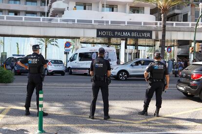 Tres policías locales hacen guardia frente al hotel Palma Bellver, donde estaban confinados 249 jóvenes que han tenido relación directa o indirecta con el brote de un viaje de estudios a Mallorca.