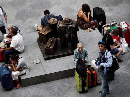 Una decena de viajeros espera en la estación de Atocha de Madrid. 