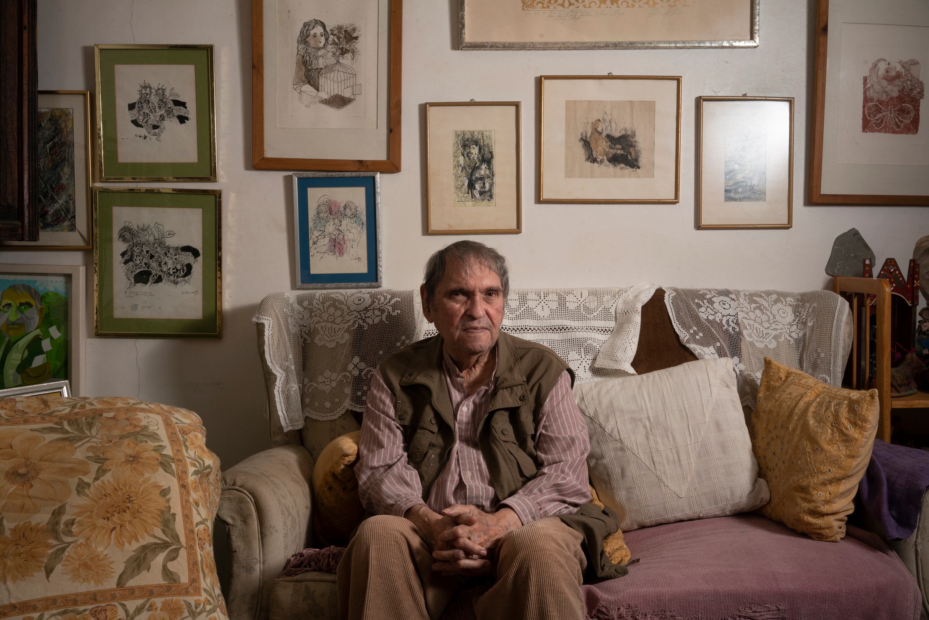 El poeta Rafael Cadenas, de 92 años, posa en su apartamento en Caracas, Venezuela, el 11 de noviembre de 2022.