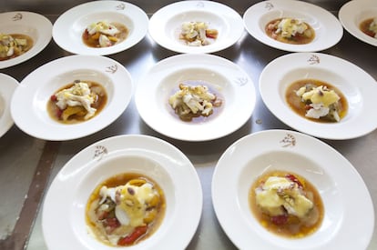 El jefe de cocina a bordo es el chef asturiano Ramón Celorio, del restaurante Los Arcos (Cangas de Onís). Elabora platos tan suculentos como el pastel de bogavante o la merluza con arroz meloso de berberechos. Adiós al sándwich blandengue del carrito de comida de los trenes regionales.