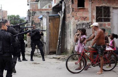 La policía en un barrio pobre de Río en marzo de 2014.