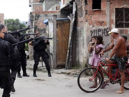 La policía en un barrio pobre de Río en marzo de 2014.