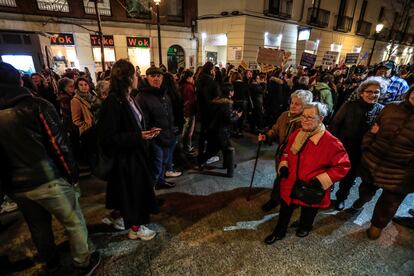 Dos mujeres de avanzada edad pasan entre los participantes de una de las manifestaciones convocadas este miércoles en Madrid.