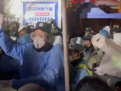 Captura de un video de las protestas en la noche del viernes en Urumqi, en Xinjiang (China).