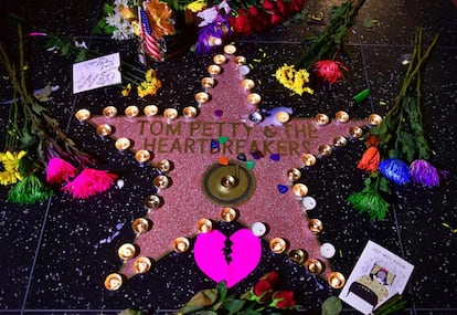 Velas y flores colocadas en la estrella de Tom Petty en el Paseo de la Fama en Los Ángeles. Nacido en Gainsneville, Florida, Petty creció bajo los maltratos de un padre severo que pagó con su hijo todas sus frustraciones. Petty decidió encontrar su salvación en la música y, con el tiempo, "devolverle a la música todo lo que le dio".