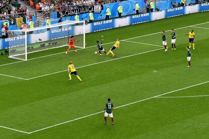 El mexicano Edson Álvarez marca un gol en propia dando a Suecia el 3-0.