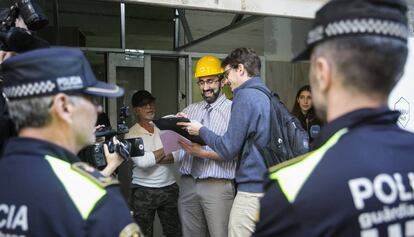 Agents i tècnics, amb el responsable d'uns pisos rusc (un dels neologismes).