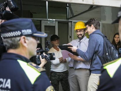 Agentes y técnicos junto al responsable de los pisos colmena.