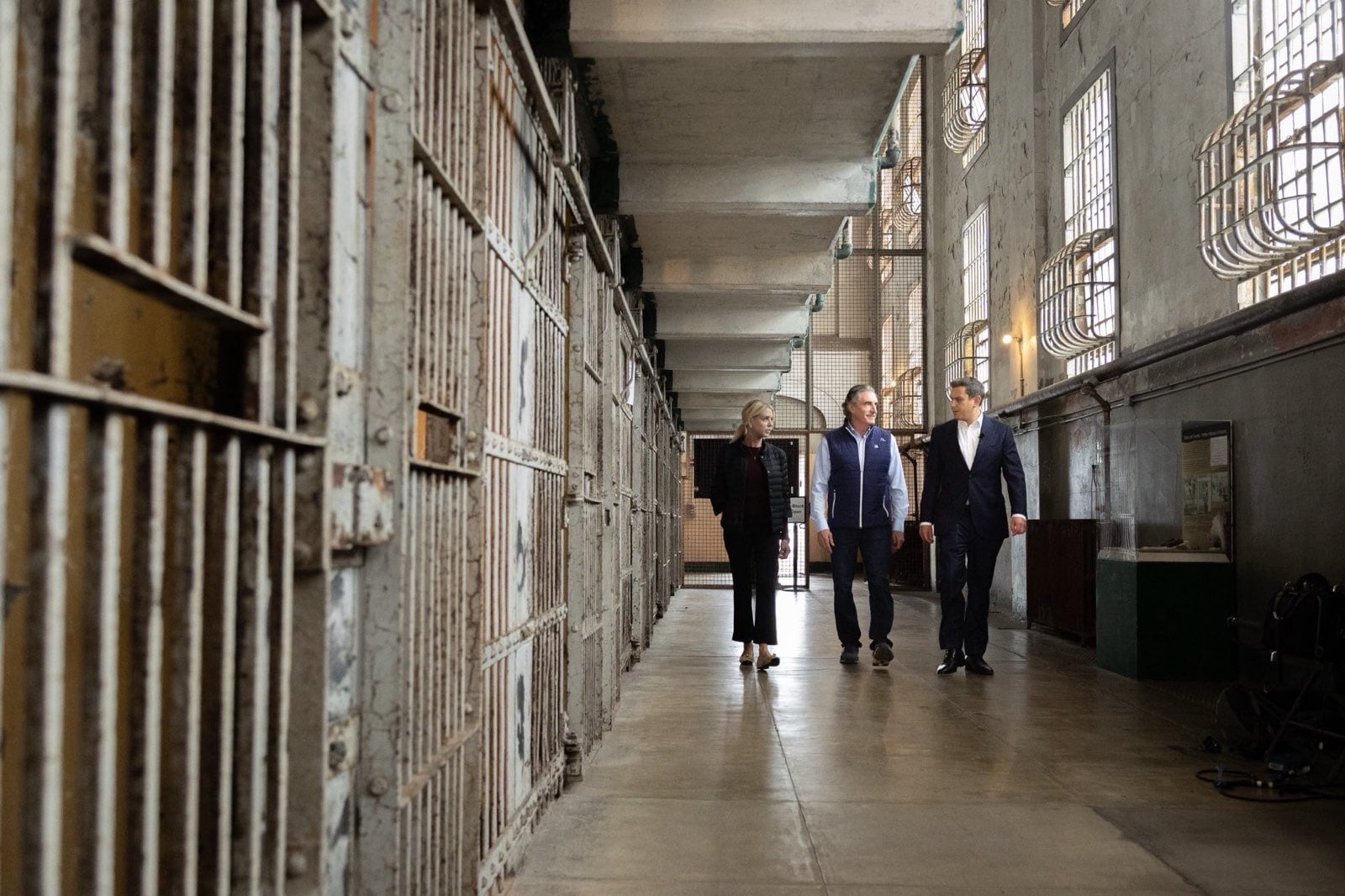 La fiscal general de Trump visita Alcatraz en mitad del escándalo Epstein: “Valdría para encarcelar ilegales”