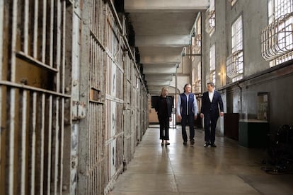Pam Bondi, el secretario de Interior, Doug Burgum, y un periodista de Fox News en la prisión de Alcatraz este jueves.