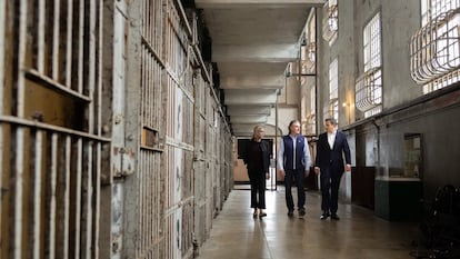 La fiscal general de Estados Unidos, Pam Bondi, el secretario de Interior, Doug Burgum, y un periodista de Fox News en la prisión de Alcatraz este jueves.