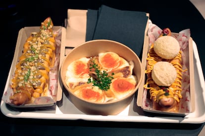 Los tres platos salados de GoXO son dos perritos calientes y unos dumplings.