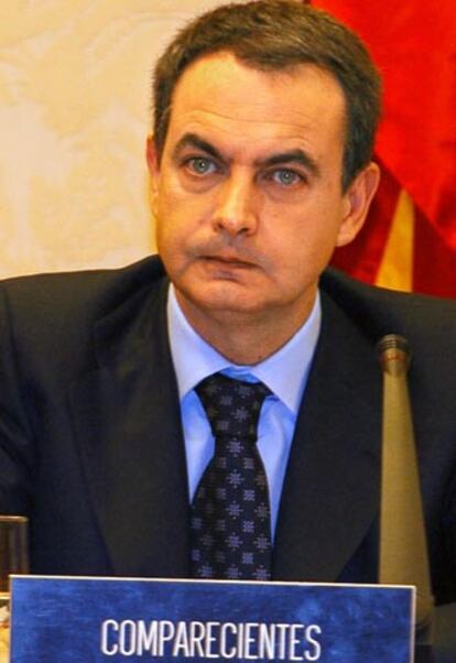 El presidente del Gobierno, José Luis Rodríguez Zapatero, en la mesa de comparencias de la comisión.