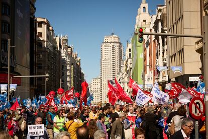 Diferentes pancartas de protesta vistas en la manifestación convocada por entidades sociales, profesionales de la sanidad y organizaciones sindicales por la defensa del sistema sanitario público madrileño el 26 de marzo en Madrid. 