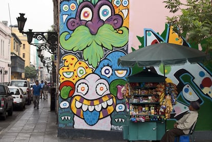 En las calles de Lima también hay espacio para autores provenientes del norte continental. Uno de ellos es PHETUS, grafitero estadounidense, cuya obra puede verse tanto en el Jirón Roosevelt como en la Alameda Chabuca Granda.