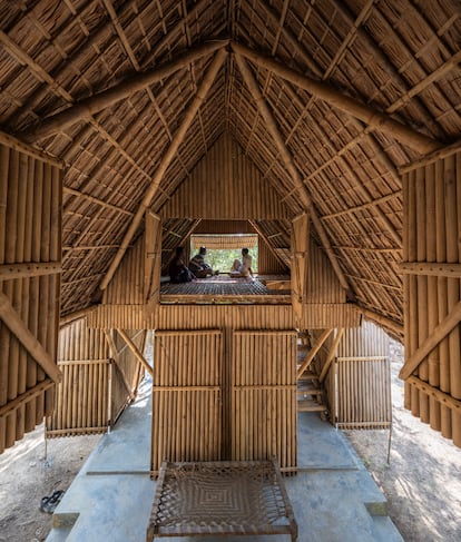 Estructura KhudiBari diseñada por Marina Tabasssum y levantada en Modhu Chhara Hub en Ukhiya, Bangladesh.