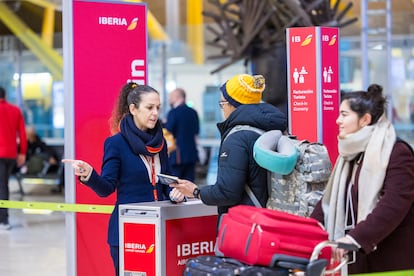 Viajeros en un mostrador de Iberia en el aeropuerto de Madrid-Barajas, este viernes.