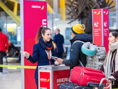 Viajeros en un mostrador de Iberia en el aeropuerto de Madrid-Barajas, este viernes.