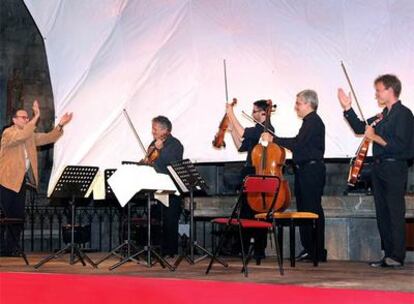 Benet Casablancas (izquierda), felicitando en el concierto al cuarteto Arditti.