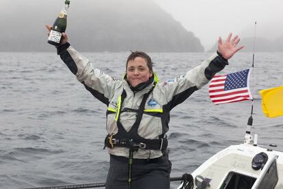 La aventurera británica Sarah Outen celebra su llegada a Adak, en las Islas Aleutianas, tras convertirse en la primera persona en navegar desde Japón hasta Alaska en solitario. Su aventura le ha llevado 150 días.