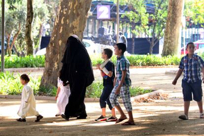 Una mujer pasea con sus hijos por Lleida tras asistir al fin del Ramadán.