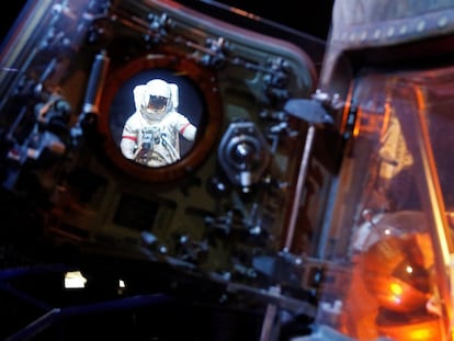 Vista de una réplica de un astronauta en suites espaciales en la luna a través de la ventana de una cápsula espacial en el Centro de la NASA en Texas (EEUU), el 17 de julio de 2019. Este sábado se cumplen 50 años de la llegada del hombre a la Luna: el 'Apolo 11' culminaba el 20 de julio de 1969 un viaje que marcaría un antes y un después en la Historia.
