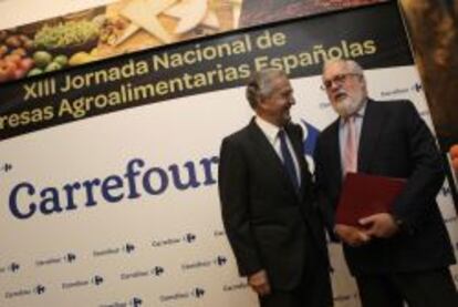 Rafael Arias Salgado, presidente de Carrefour en España, y Miguel Arias Cañete, ministro de Agricultura, ayer en Madrid.