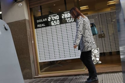 Frente de una casa de cambio de divisas en el centro de Buenos Aires, con el dólar a 28,80 pesos.