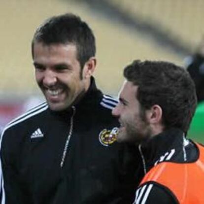 Los jugadores de la selección nacional Carlos Marchena y Juan Manuel Mata durante el entrenamiento que el equipo ha llevado a cabo en el estadio Royal Bafokeng.