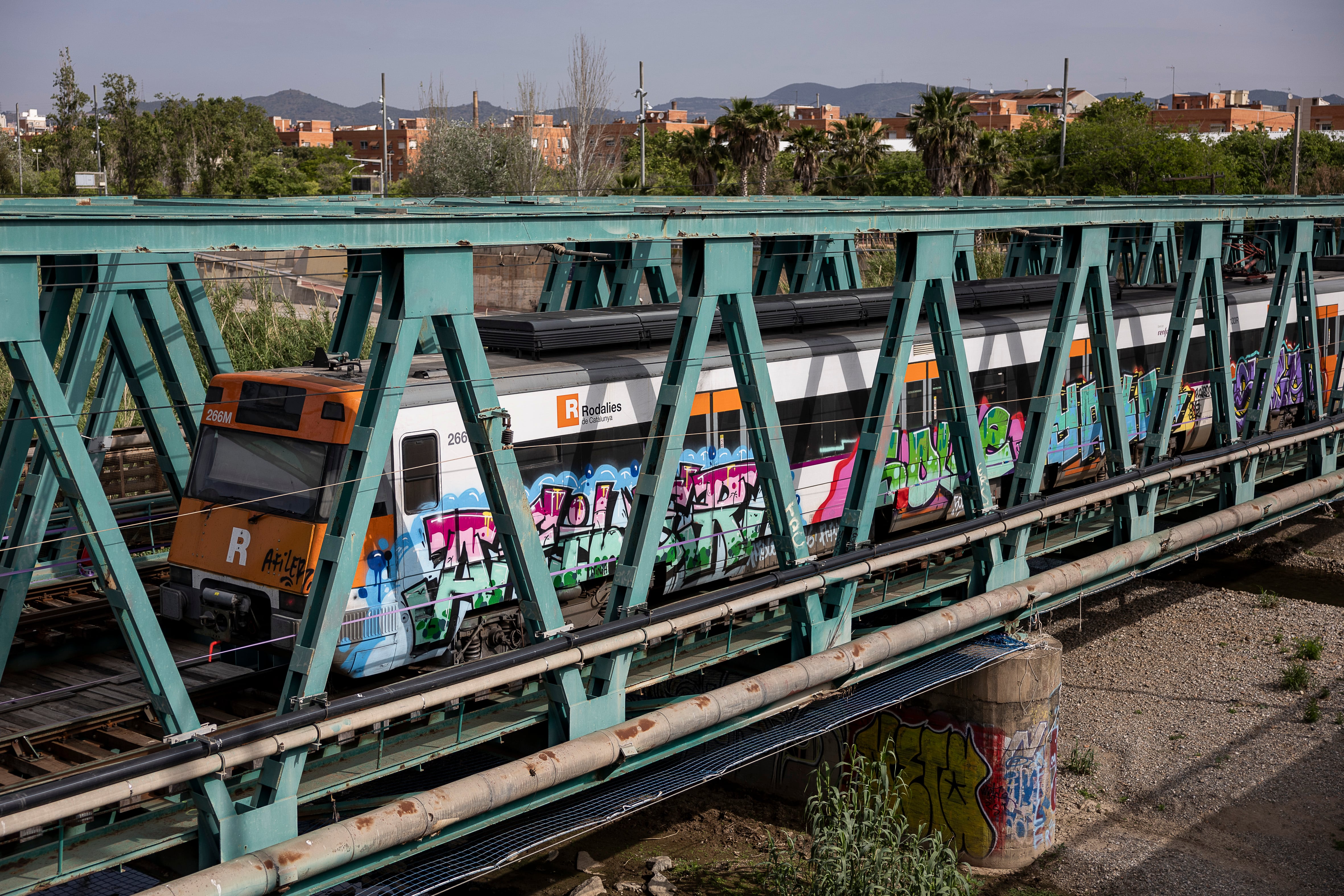 El puente de la línea R1 de Rodalies, sobre el río Besòs, antes de llegar a la estación de Sant Adrià.