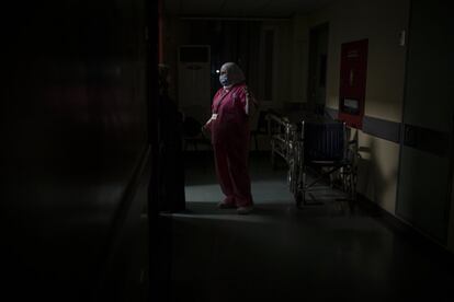 La enfermera Amal Nafis habla con una mujer en un pasillo a oscuras del Hospital Universitario Rafik Hariri. Tiene 35 años y lleva 10 trabajando en el departamento de pediatría: “Nos hemos acostumbrado a estar a oscuras”, alega. Los centros de salud se han ido asfixiando, poco a poco, en medio de una pandemia que no desaparece. La sala de urgencias solo admite casos extremadamente graves y la capacidad de camas se ha reducido más de un 15%.