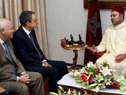 El rey Mohamed VI, durante su encuentro en Oujda con el presidente Zapatero y el ministro Moratinos.