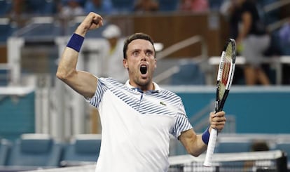 Bautista celebra su triunfo contra Djokovic en Miami.