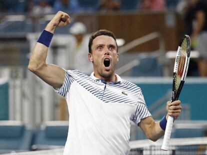 Bautista celebra su triunfo contra Djokovic en Miami.