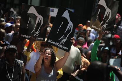 Imagen de la manifestaci&oacute;n que ha tenido lugar en Chicago con pancartas en las que se lee el hastag #Chi4Trayvon