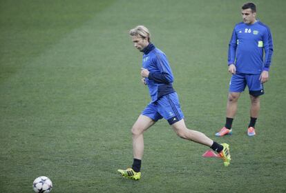 El centrocampista del Leverkusen Simon Rolfes corre con el balón durante una sesión de entrenamiento en el estadio Parc des Princes en París.