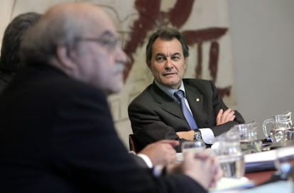 El presidente Artur Mas (d), y el consejero Andreu Mas-Colell (i), en la reunión del gobierno catalán.